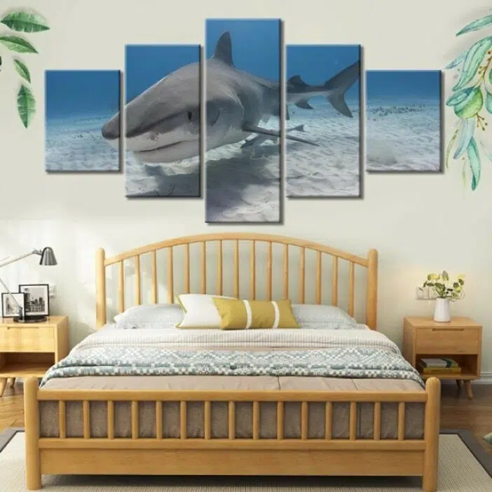 Tableau requin gris au fond de la mer. Bonne qualité, original, accrochée sur un mur au dessus d'un lit dans un salon