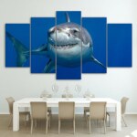 Tableau requin gris géant. Bonne qualité, original, accrochée sur un mur au dessus d'une table à manger dans une maison.