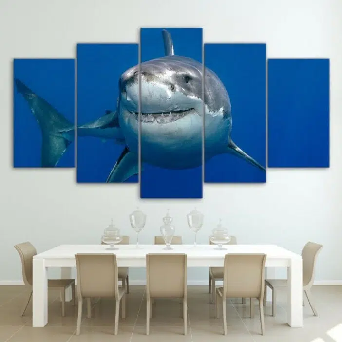 Tableau requin gris géant. Bonne qualité, original, accrochée sur un mur au dessus d'une table à manger dans une maison.