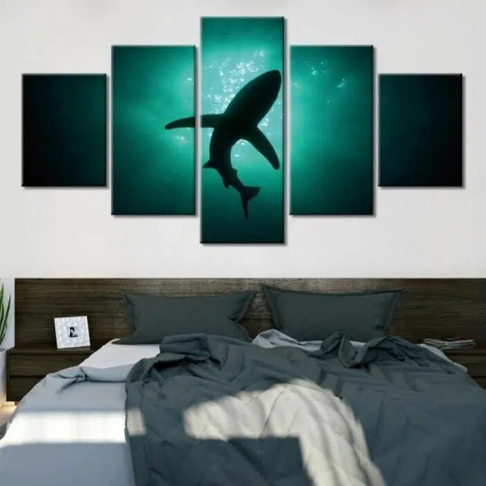 Tableau requin nageant dans l'eau verte. Bonne qualité, original, accrochée sur un mur au dessus d'un lit dans un maison