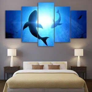 Tableau requin nageant en groupe. Bonne qualité, original, accrochée sur un mur au dessus d'un lit dans une maison