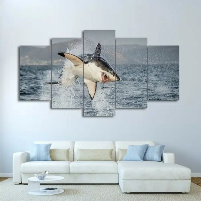 Tableau requin qui saute dans l'eau pour chasser. Bonne qualité, original, accrochée sur un mur au dessus d'un canapé dans un salon