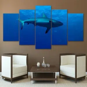 Tableau requin solitaire. Bonne qualité, original, accrochée sur un mur au dessus des canapés avec une table dans un salon
