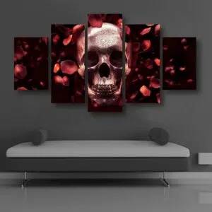 Tableau tête de mort avec pétales de roses. Bonne qualité, original, accrochée sur un mur au-dessus d'un canapé dans une maison