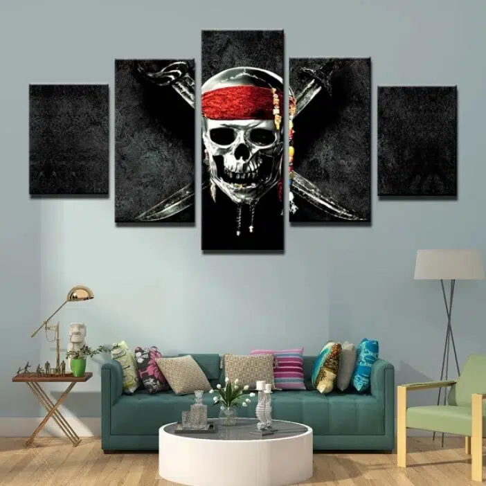 Tableau tête de mort pirate des caraïbes. Bonne qualité, original, accrochée sur un mur au-dessus d'un canapé dans une maison
