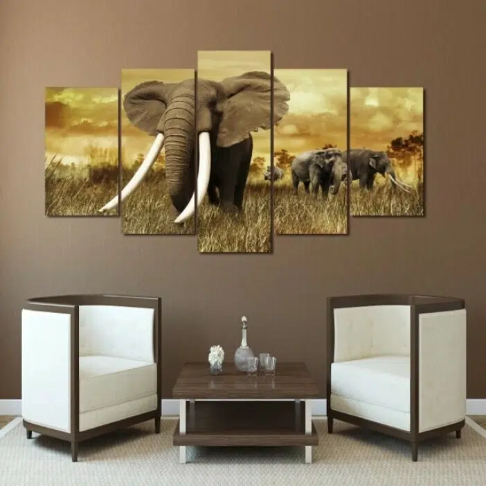 Tableau africain éléphants et mammouths. Bonne qualité, original, accrochée sur un mur au dessus d'un canapé dans un salon