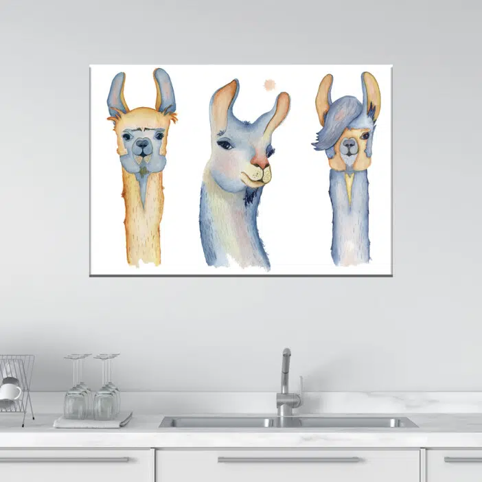 Tableau 3 lamas aquarelle. Bonne qualité, original, accrochée sur un mur au dessus d'un paillasse dans une cuisine