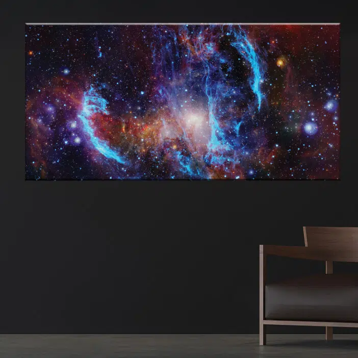 Tableau nébuleuses et galaxie. Bonne qualité, original, accrochée sur un mur au dessus d'une chaise dans un salon.