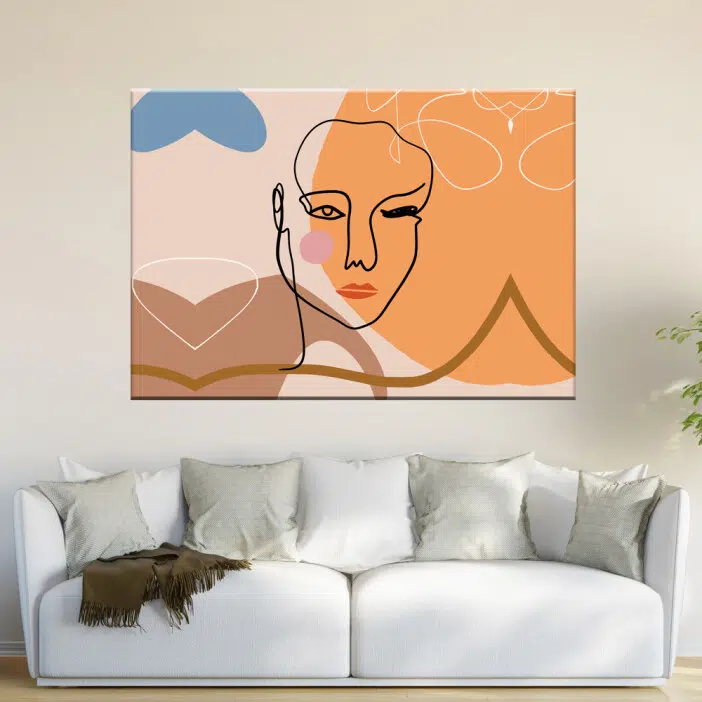 Tableau scandinave femme abstrait. Bonne qualité, original, accrochée sur un mur au dessus d'un canapé dans un salon