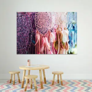 Tableau Attrape-rêves multicolore. Bonne qualité, original, accrochée sur un mur au dessus d'une table et trois chaise dans un salon
