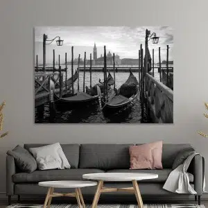 Tableau Gondoles de Venise en noir et blanc. Bonne qualité, original, accrochée sur un mur au dessus d'un canapé dans une maison