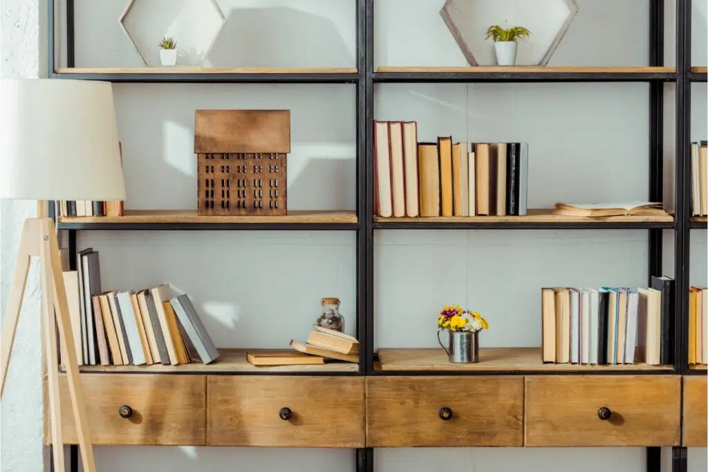 vue sur un meuble en bois à tiroirs sur plusieurs étages où sont disposés des livres et objets de décoration.
