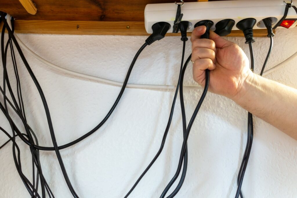 17 astuces déco pour cacher les fils électriques • Tabloide