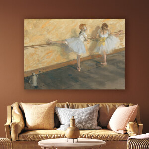 Tableau Danseuses à la Barre d'Edgar Degas. Bonne qualité, original, accrochée sur un mur au dessus d'un canapé dans une maison