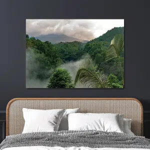 Tableau Jungle par temps gris. Bonne qualité, original, accrochée sur un mur au dessus d'un lit dans une maison