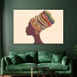 Tableau africain femme avec motifs traditionnels. Bonne qualité, original, accrochée sur un mur au dessus d'un canapé dans un salon