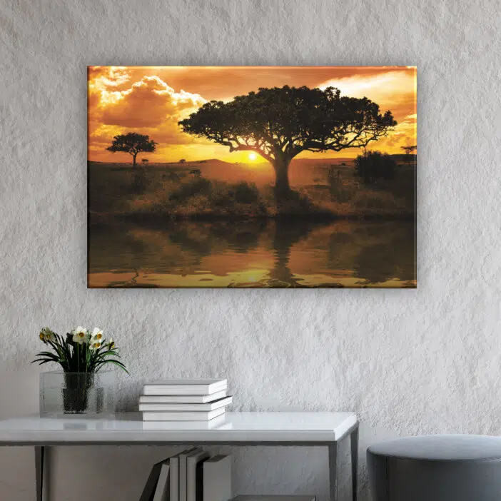 Tableau africain savane coucher de soleil. Bonne qualité, original, accrochée sur un mur au dessus d'une table dans une maison