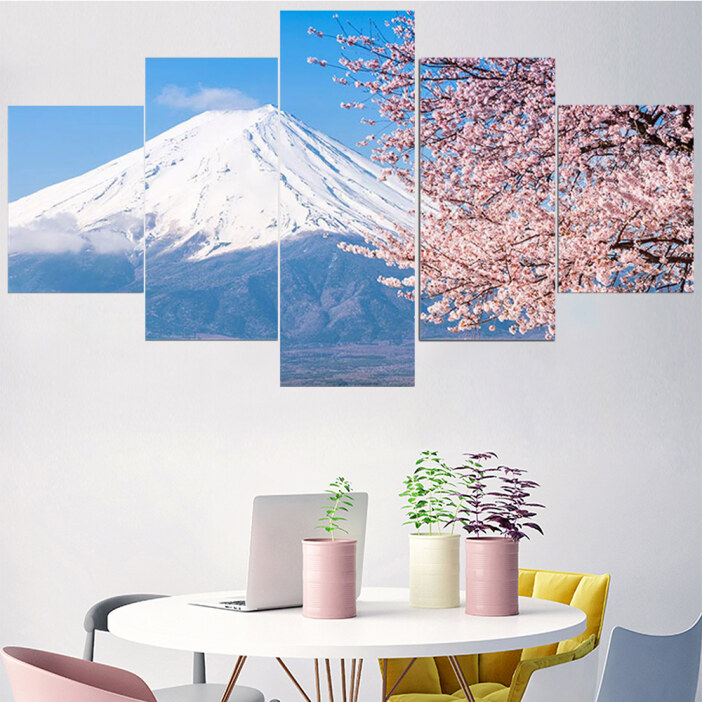Tableau illustré d'une montagne enneigée et d'un amandier en fleurs