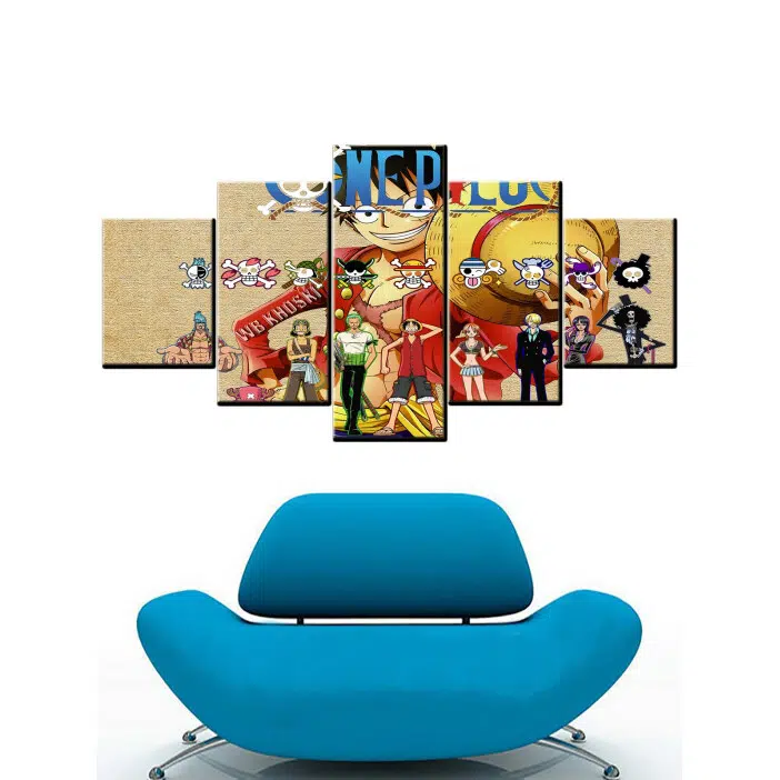 Tbleau en 5 partie des personnages de one piece devant un canapé bleu