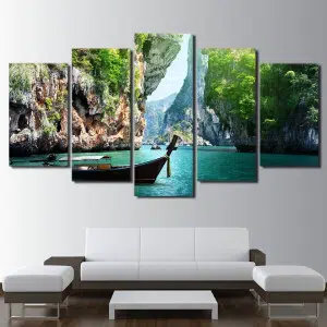 Tableau en 5 parties d'une baie bordant une jungle luxuriante devant un canapé blanc contemporain