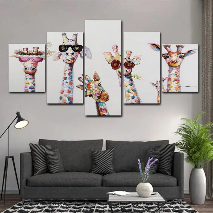 Tableau en 5 parties d'une girafe pop ultra-coloré au dessus d'un canapé gris dans un salon