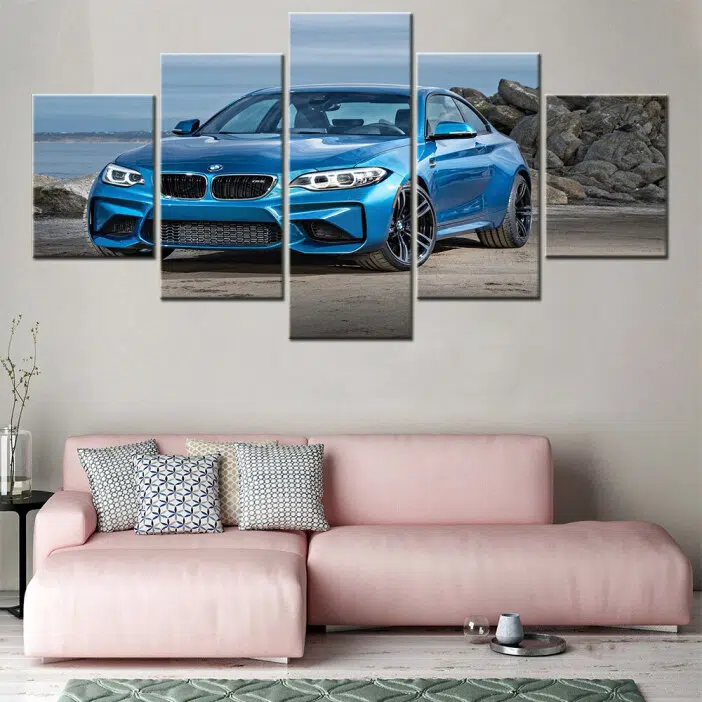 Tableau en 5 parties Voiture BMW bleue devant un paysage rocheux accroché au dessus d'un canapé rose