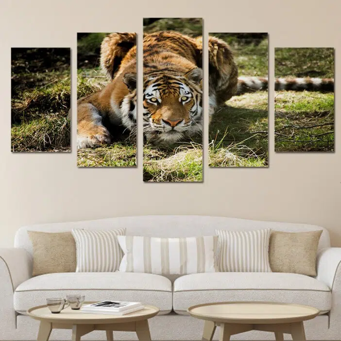 Tableau Jungle en 5 parties tigre majestueux devant une canapé beige
