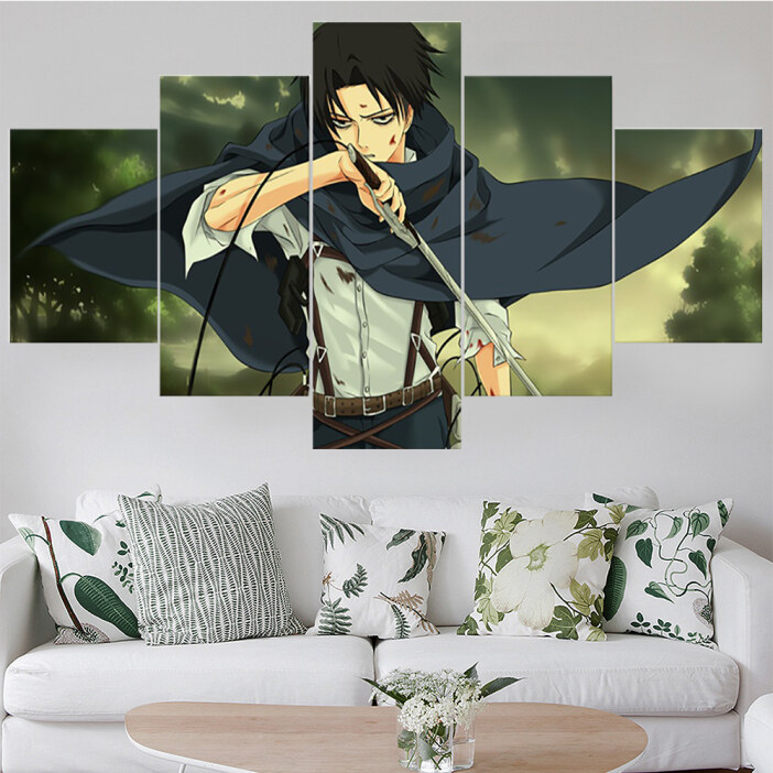 dans un salon , au dessus d'un canapé blanc, sur un mur blanc est installé un tableau en 5 parties représentant un des héros de attaque des titans rangeant son épée après un combat
