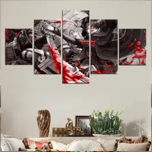 Au dessus d'un canapé et d'un meuble avec des bibelots, un tableau en 5 pièces représentant une scène de combat du manga attaque des titans, en noir et blanc avec uniquement en rouge les détails sanglants