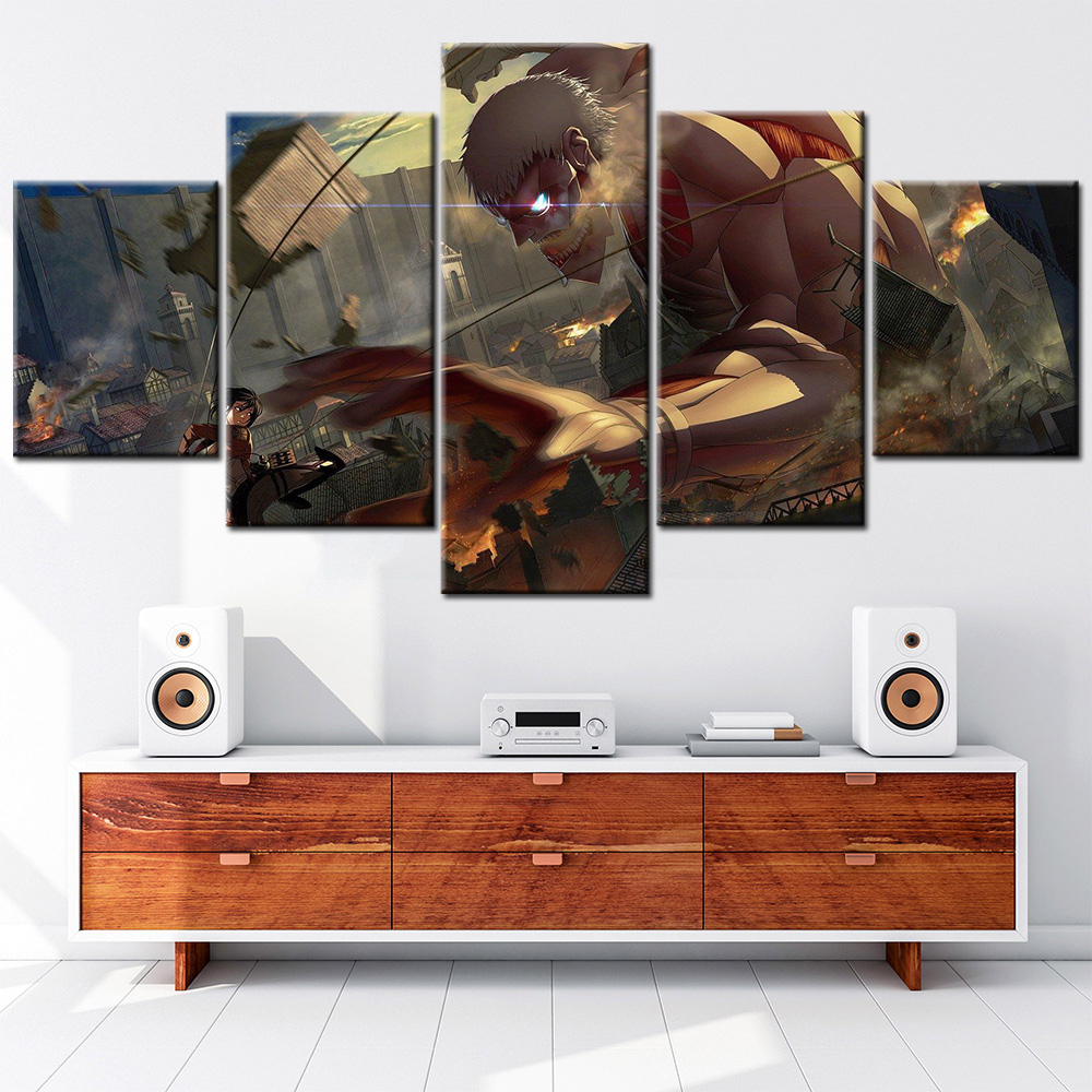 Au dessus d'un meuble long avec des enceintes de musique blanches, un tableau en 5 pièces représentant un titan en train d'attaquer