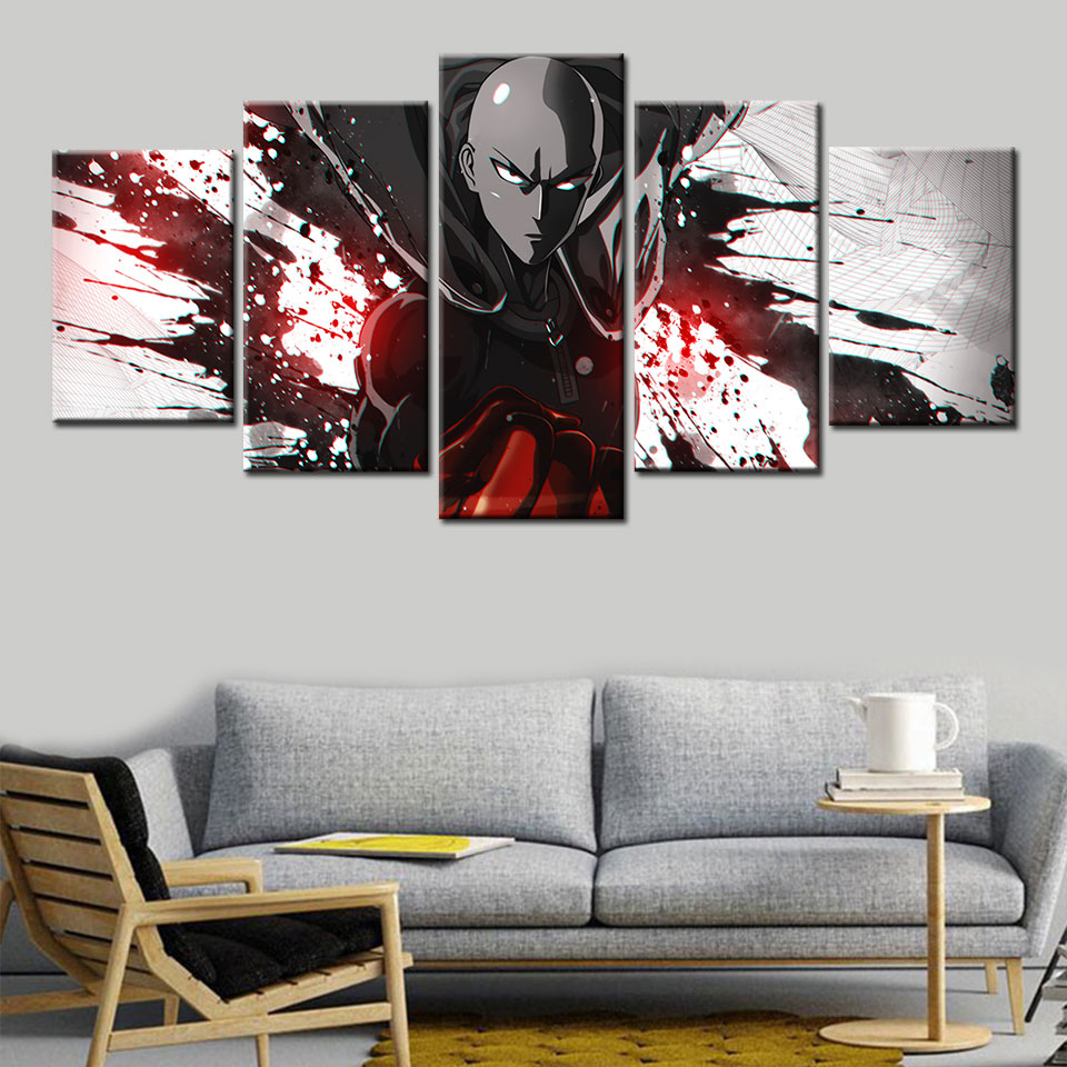 Au dessus d'un canapé en bois avec des coussins gris, un tableau en 5 parties, représente le personnage principal de one punch man en noir et blanc avec quelques éclats de rouge pour plus de profondeur