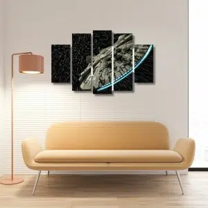 présenté sur fond blanc, un tableau avec 5 pièces représentant le vaisseau de star wars sur un mur beige , sur le côté une lampe de salon et dessous un canapé.