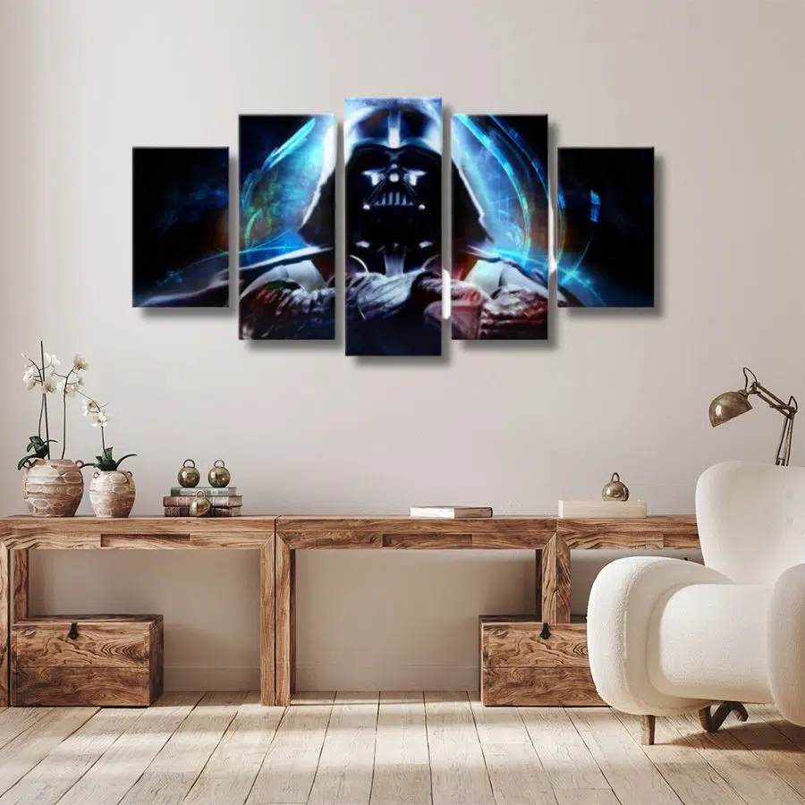 présenté sur fond blanc, un tableau composé de 5 panneaux, représente dark vador de star wars dans un halo de lumière bleue sur un mur gris avec un meuble en bois et un fauteuil dessous.