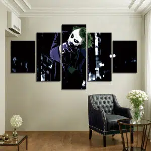 un tableau composé de 5 pièces représentant dans un décor sombre , le joker de batman dans une scène mystérieuse sur fond gris