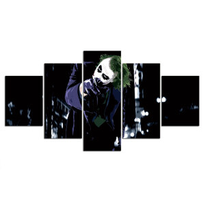 sur fond blanc , un tableau composé de 5 pièces représentant dans un décor sombre , le joker de batman dans une scène mystérieuse