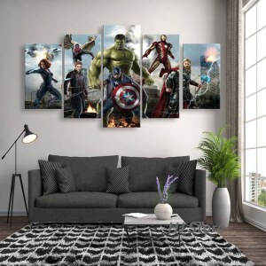 dans un salon, au dessus d'un canapé, est accroché au mur un tableau composé de 5 pièces représentant les différents héros de marvel près à combattre