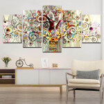 Tableau arbre de vie dessiné avec motifs et multicolore dans un séjour au-dessus d'un meuble en bois