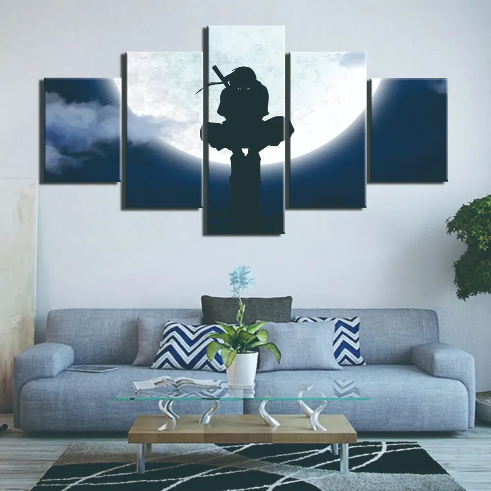 Tableau Naruto dans l'ombre au clair de lune présenté sur un mur bleu avec un canapé dessous