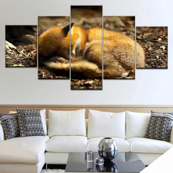 Tableau 5 pièces renard qui dort accroché au mur d'un salon au-dessus d'un canapé blanc