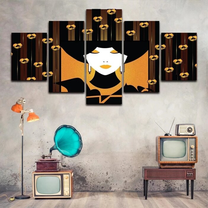 Tableau visage contemporain parmi les coquelicots accroché au mur dans un décor vintage avec vieilles télévisions et gramophone