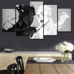 Tableau visage contemporain noir et blanc projection de peinture accroché sur un mur gris foncé dans une salle à manger avec une table en bois brun décorée d'un bouquet de fleurs blanches et un buffet bas en bois clair