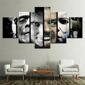 Tableau visage de personnages effrayants de films d'horreur en cinq pièces accroché sur un mur gris pâle au-dessus de deux fauteuils blancs encadrant une table basse.