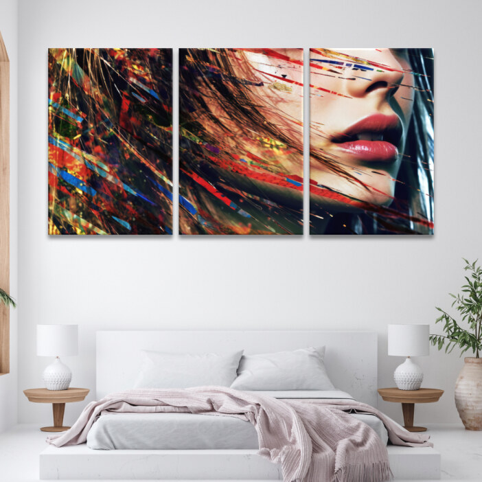 Tableau visage contemporain couvert de coloriage accroché au-dessus d'un lit aux draps blancs avec un plaid rose pâle dans une chambre lumineuse avec boiseries autour de la fenêtre et plantes vertes
