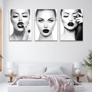 Tableau visage de femme fatale accroché dans une chambre aux murs blancs au-dessus d'un lit au linge clair avec un plaid rose pâle