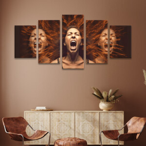 Tableau visage d'une femme qui hurle accroché au mur ocre d'un séjour au-dessus d'un buffet en bois décoré devant lequel se trouvent deux fauteuils en cuir marron