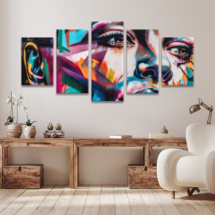 Fonds mockups Tableau visage graffiti street art accroché à un mur blanc dans un séjour avec fauteuil blanc et meuble bas en bois sombre ouvert