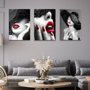Tableau visage femme au rouge à lèvres accroché au mur gris d'un salon de style classique avec grand canapé d'angle gris et table basse en bois décorée