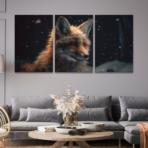 Tableau renard dans la nuit d'hiver accroché sur le mur gris d'un salon de style classique au-dessus d'un grand canapé gris d'angle et d'une table basse en bois joliment décorée d'un vase