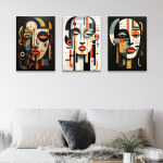 Tableau visage contemporain géométrique accroché au mur d'un salon au-dessus d'un canapé blanc avec coussins clairs et gris et plaid