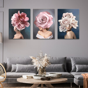 Tableau visage de femme couvert de roses sur le mur d'un salon de style classique dans les tons gris avec un grand canapé d'angle et une table basse en bois décorée de plantes
